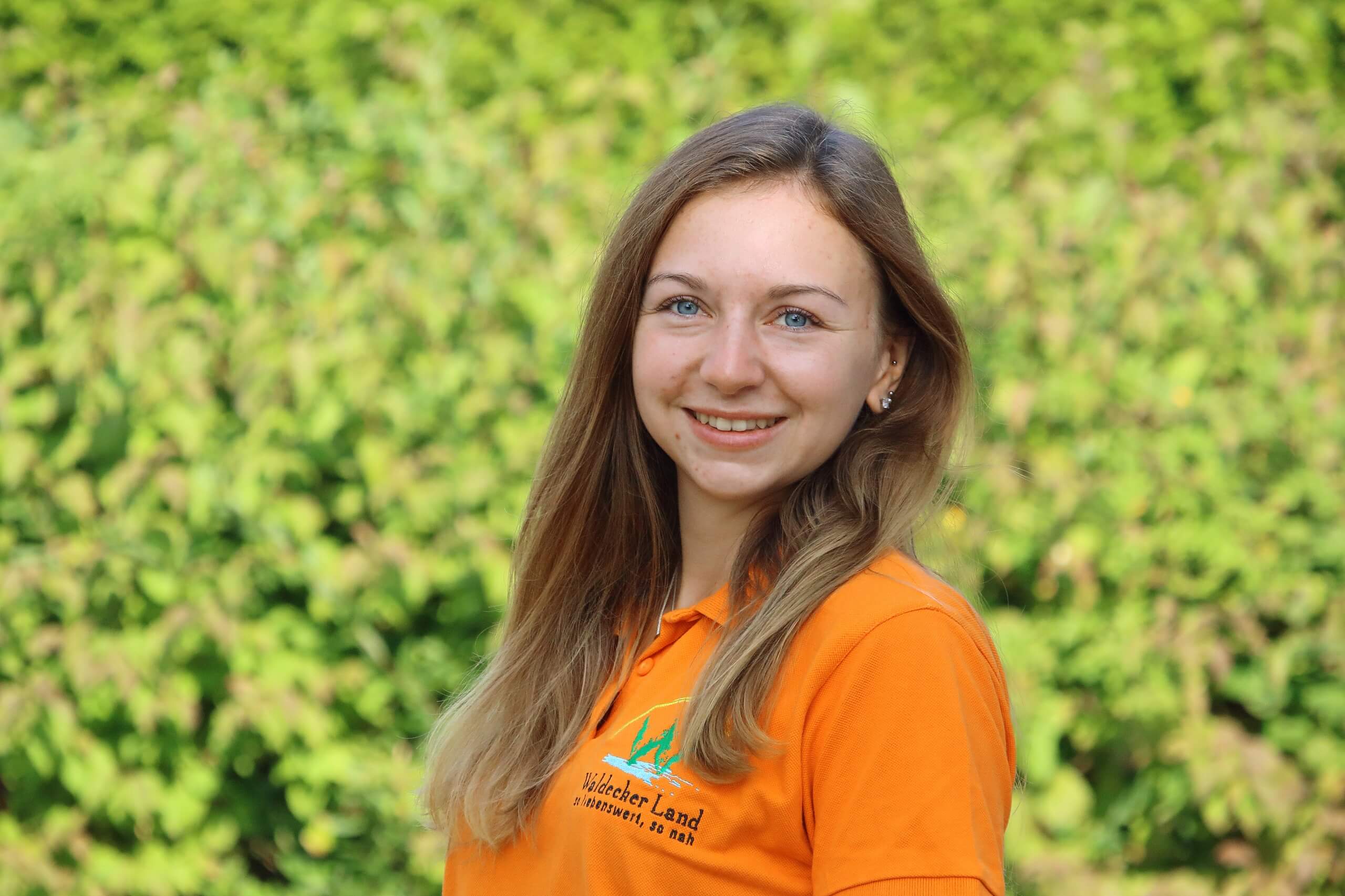Mitarbeiterin Corinna Dilling fotografiert im Außenbereich