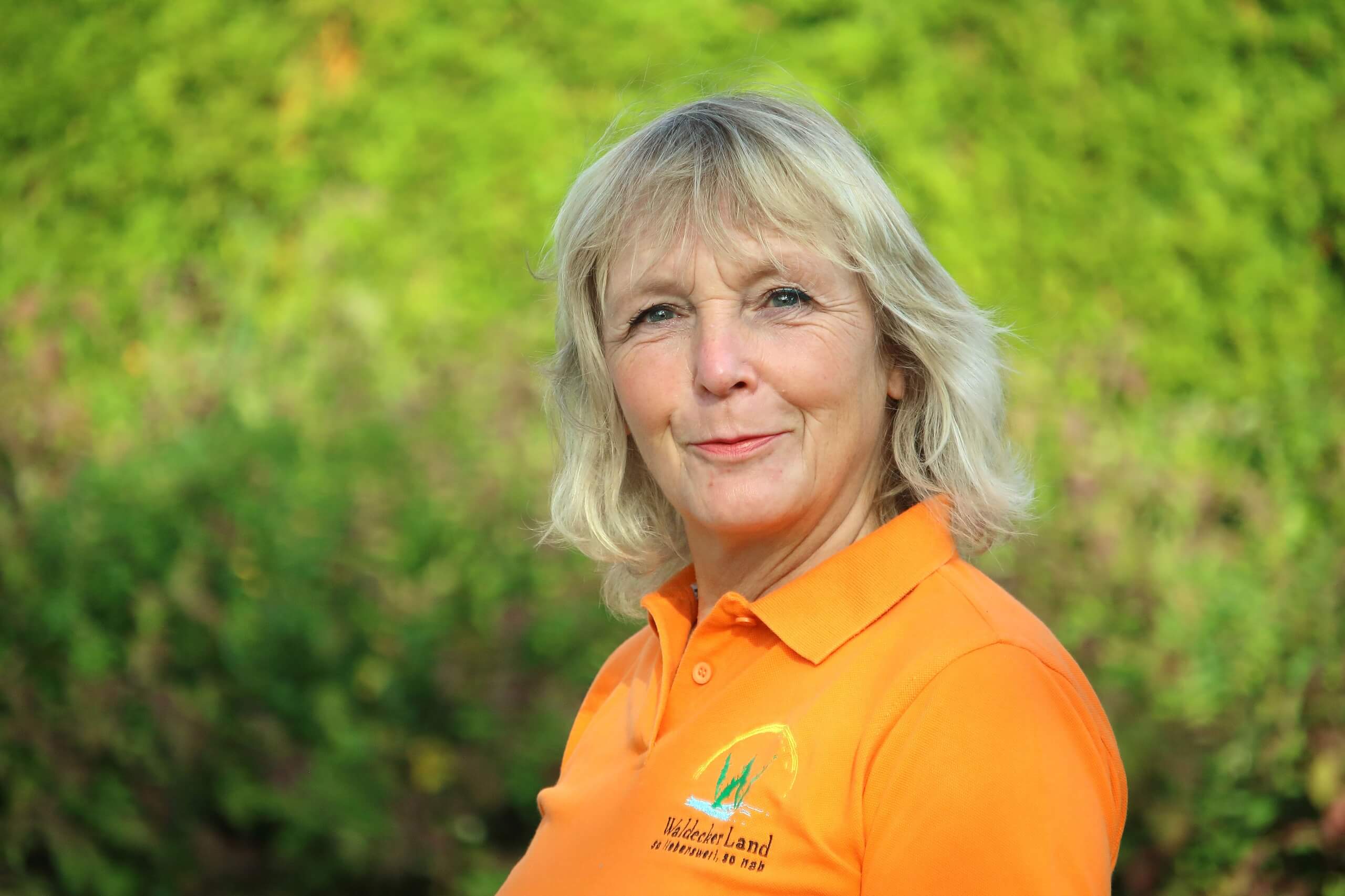 Mitarbeiterin Susanne Fobbe fotografiert im Außenbereich