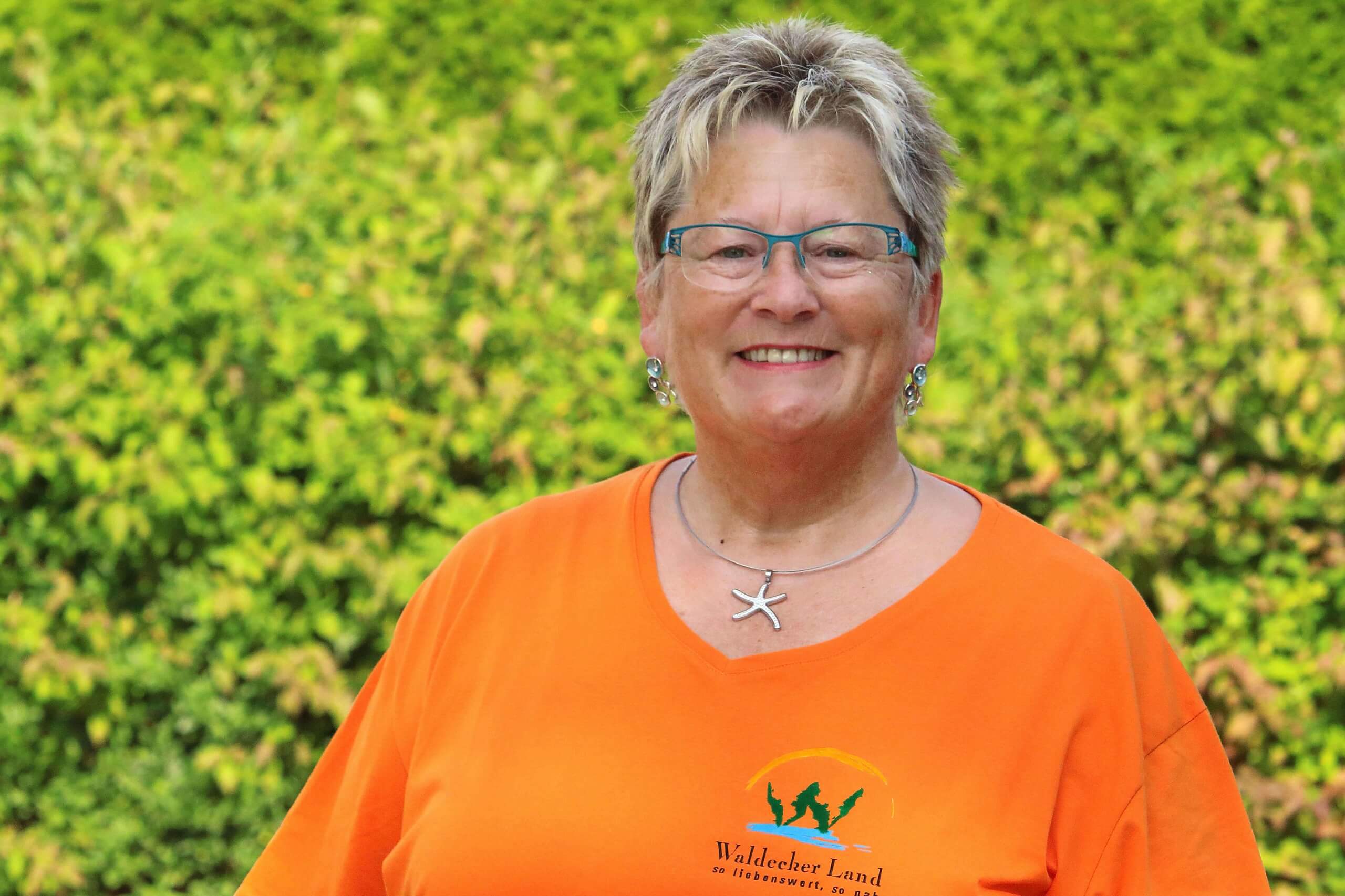 Mitarbeiterin Gabriele Garthe fotografiert im Außenbereich