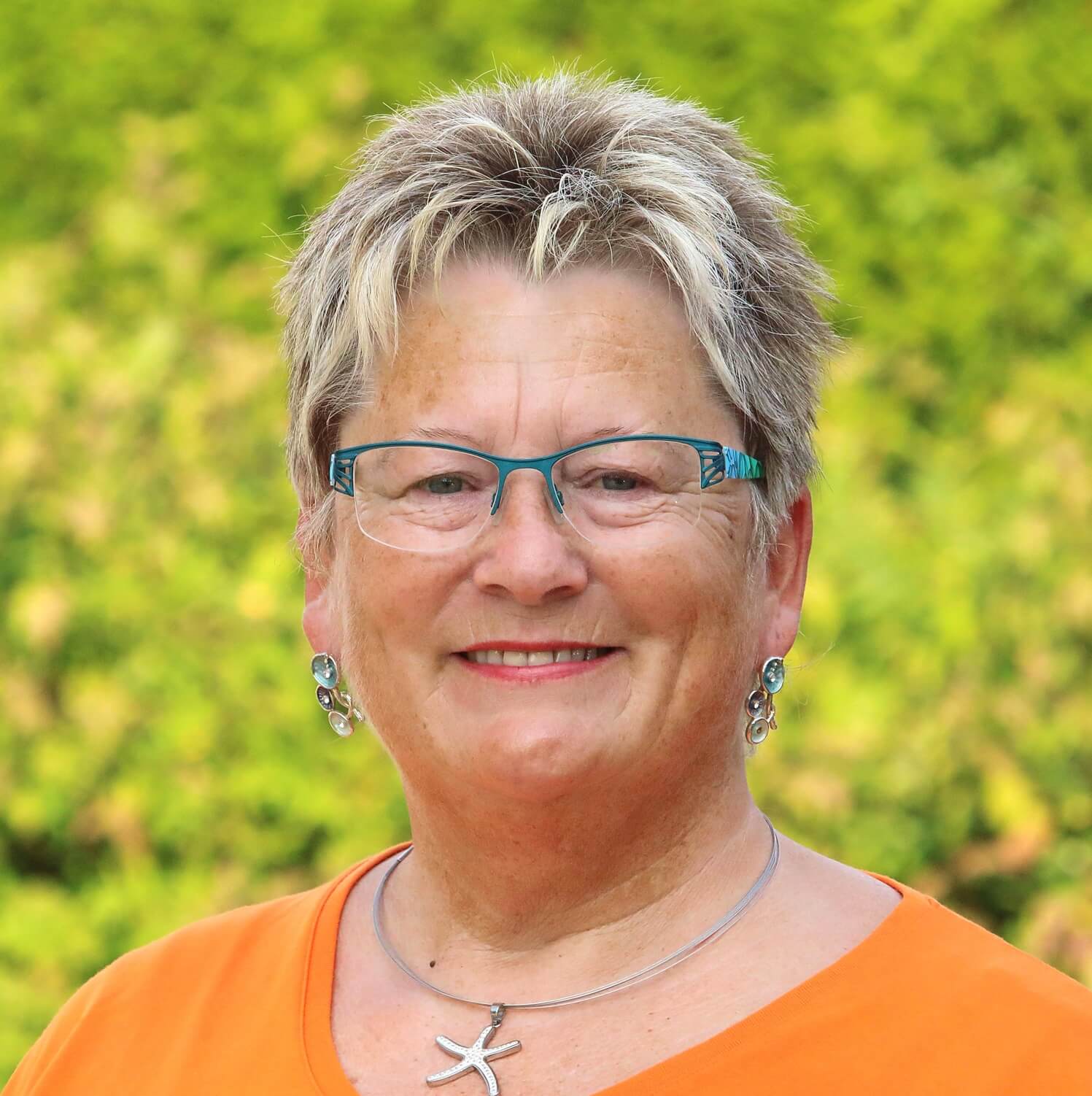 Mitarbeiterin Gabriele Garthe fotografiert im Außenbereich