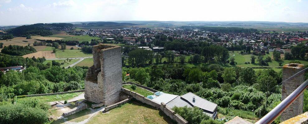 Der weite Blick ins Land von der Kugelsburg aus.
