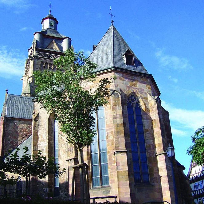 Die evangelische Stadtkirche von Bad Wildungen mit dem hohen Kirchturm prägt das Stadtbild von Bad Wildungen.