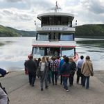 Einige Gäste vor dem Anleger des Personenschiffes Edersee Star.