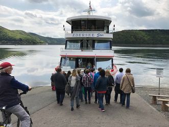 Einige Gäste vor dem Anleger des Personenschiffes Edersee Star.