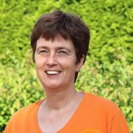 Britta Schumann vom Touristik Service Waldeck Ederbergland in einem orangefarbenen T-Shirt lächelt in die Kamera