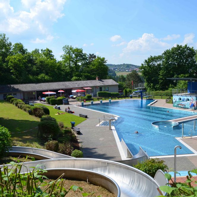 Das Burgschwimmbad in Volkmarsen unterhalb der Kugelsburg