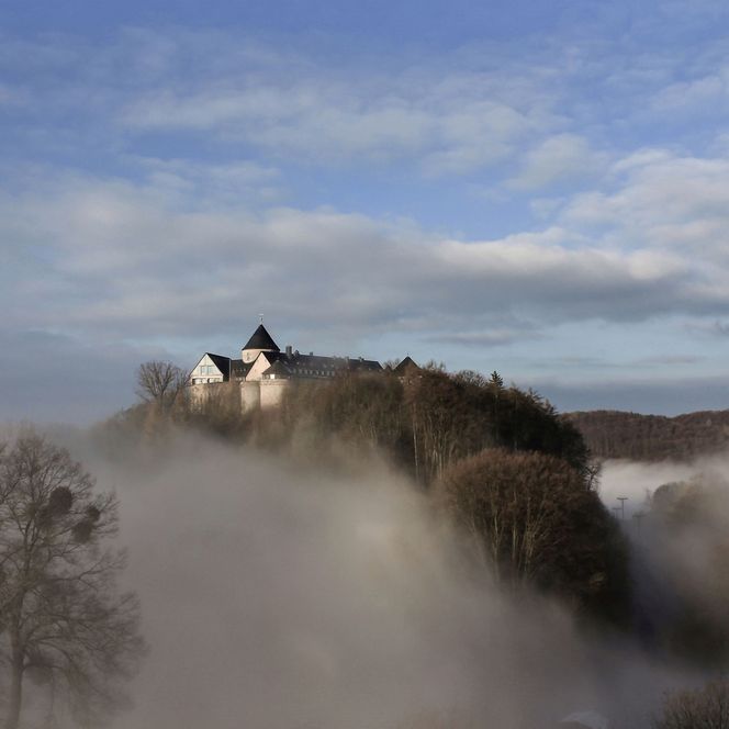 Schloss Waldeck wurde im 11. Jahrhundert als Burg erbaut und thront 120 m über dem Edersee