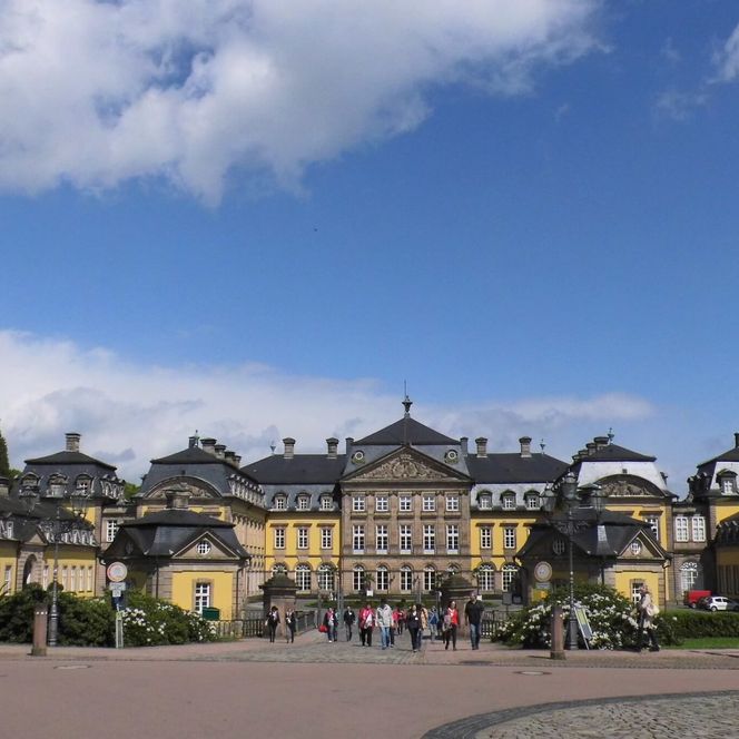 Das Residenzschloss Arolsen ist ein barockes Schloss, das als dreiflügelige Anlage gebaut wurde und hinter dem sich ein englischer Garten anschließt. 