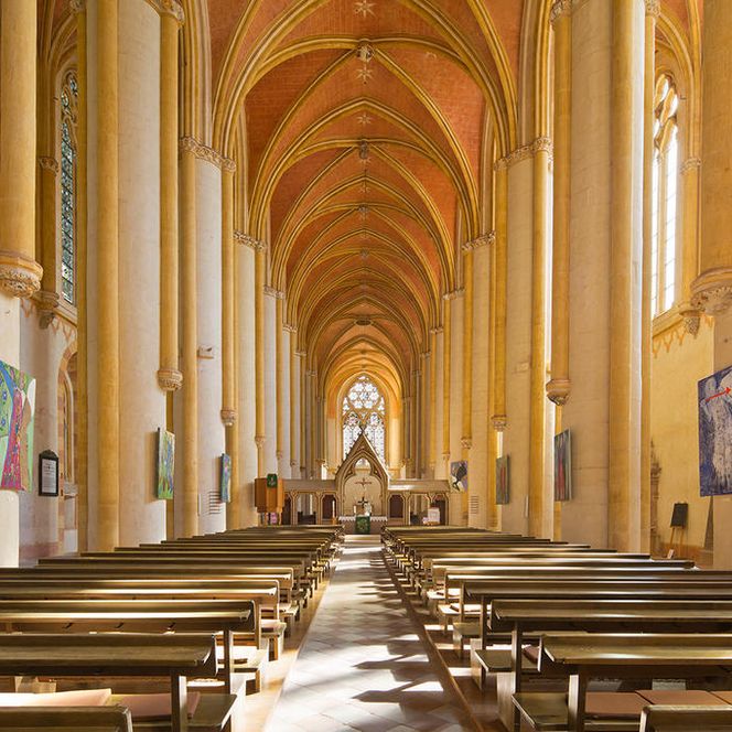 Der Blick in das Innere der Klosterkirche zeigt das Hallenschiff mit Blick auf den Chorraum und das frühgotische Ostfenster 