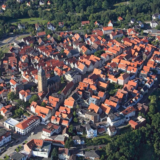 Auf diesem Luftbild von Bad Wildungen ist der ringförmig angelegte Altstadtkern mit der Stadtkirche, dem Rathaus und zahlreichen Fachwerkgebäuden gut zu erkennen