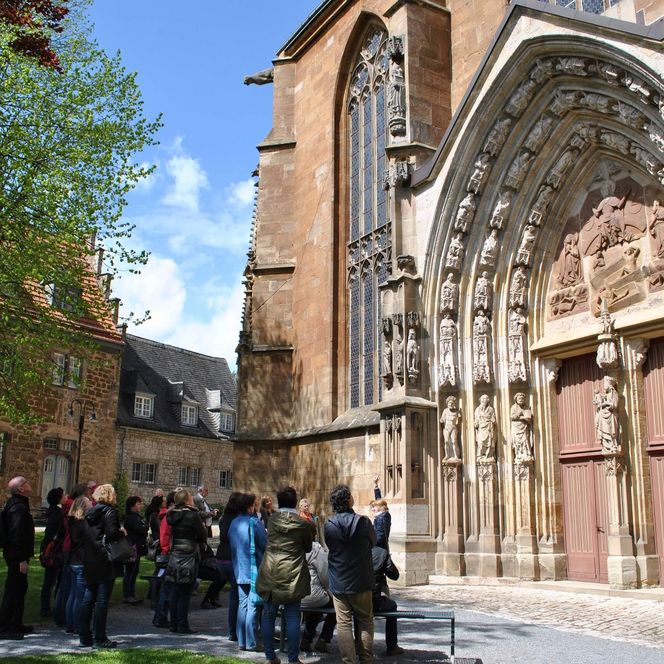 Blick von aussen auf das Südportal der gotischen Kilianskirche mit ihrem reichen Figurenschmuck.