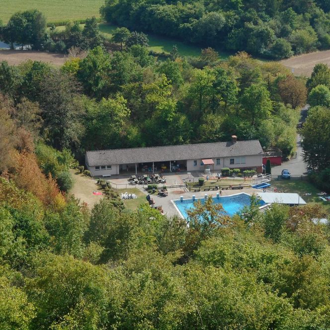 Luftansicht des Burgschwimmbads in Volkmarsen