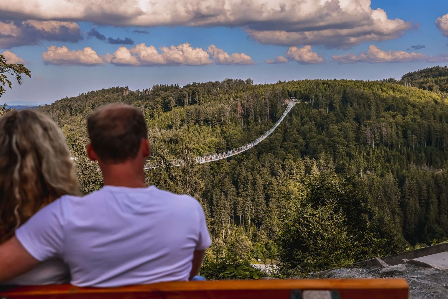 Romantischer Ausblick: Paar am SkyWalk in Willingen