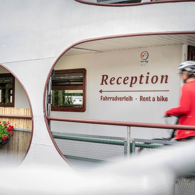 Bett und Bike Logo angebracht an einem Schiff