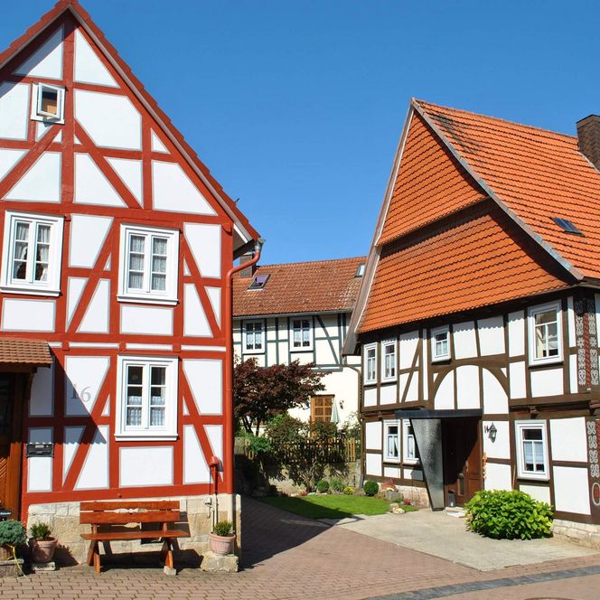 Eine Gasse in der Korbacher Altstadt mit einigen alten Fachwerkhäusern im Sommer.