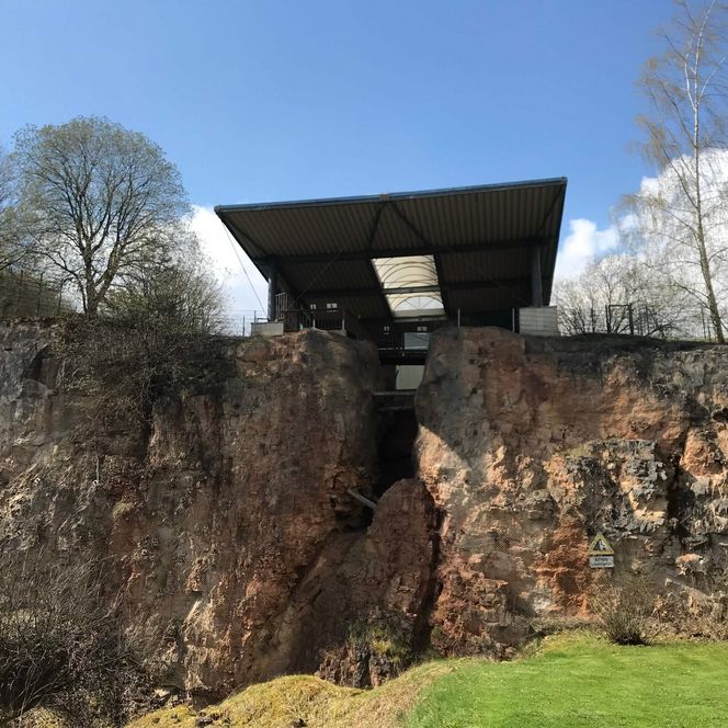 Der Steinbruch an der Korbacher Spalte von vorne, der Blick richtet sich auf die Steinspalte mit Überdachung.