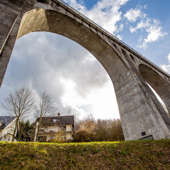 Eine Sicht unter das Viadukt in Willingen, das aus dieser Perspektive groß und imposant erscheint! 