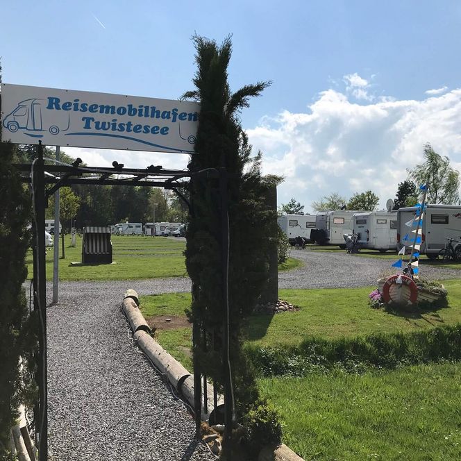 Der Eingang zum Reisemobilhafen Twistesee mit einigen Wohnmobilen