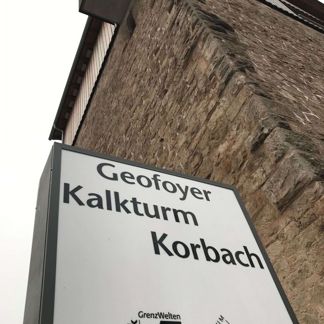Das Eingangsschild, das am Kalkturm Korbach angebracht ist. Auf dem Schild steht Geofoyer Kalkturm Korbach.