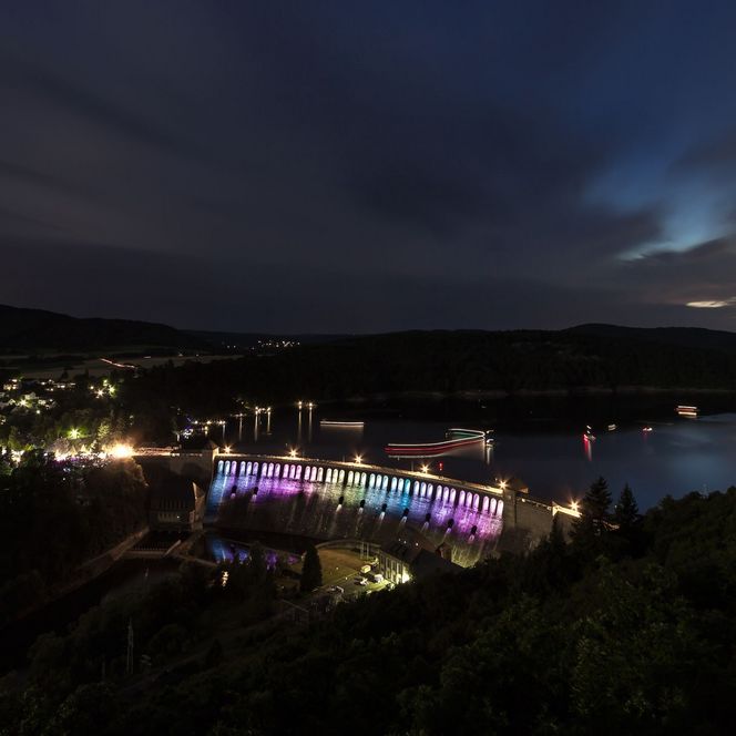 Die illuminierte Sperrmauer am Edersee ist ein Besuchermagnet