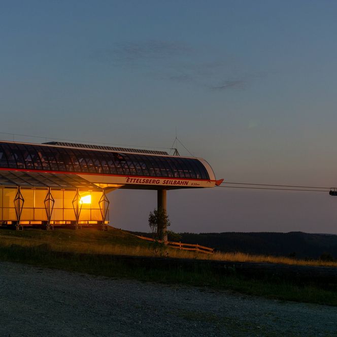 Die Bergstation der Ettelsberg-Seilbahn reflektiert die aufgehende Sonne