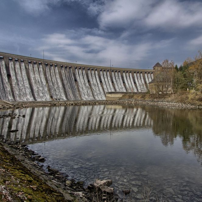 Wenn die Sperrmauer Edersee überläuft, ist das immer wieder ein beeindruckendes Ereignis