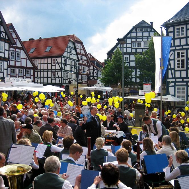 Das Altstadt- und Kulturfest in Korbach wird auf dem Rathausplatz mit vielen Menschen eröffnet.