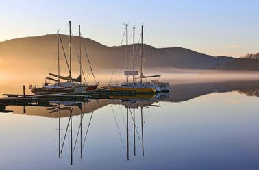 Mehrere Segelboote am Anleger in Waldeck West im Abendlicht