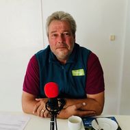 Der Ansprechpartner für die Region Diemelsee, Klaus Hamel, sitzend vor einem Mikrofon.