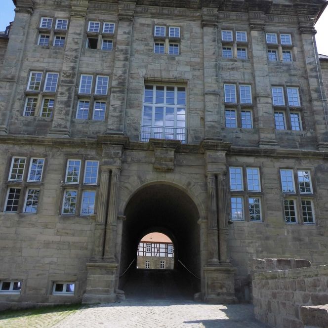 Der Eingangsbereich vom Schloss Rhoden im gleichnamigen Ortsteil von Diemelstadt