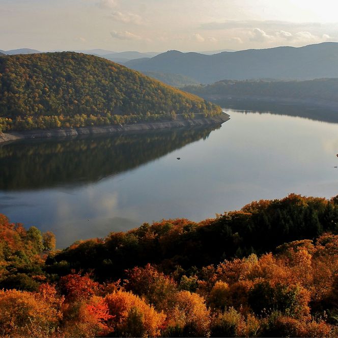 Herbstbild von der Niederwerber Bucht mit Elsterberg