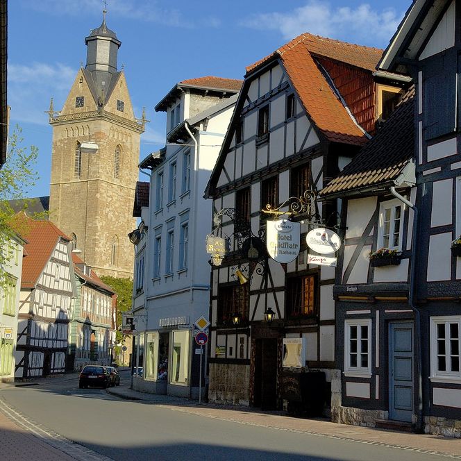 Aussenansicht des Fachwerkhauses mit Blick in die Straße zur Stechbahn und Blick auf die Kilianskirche.