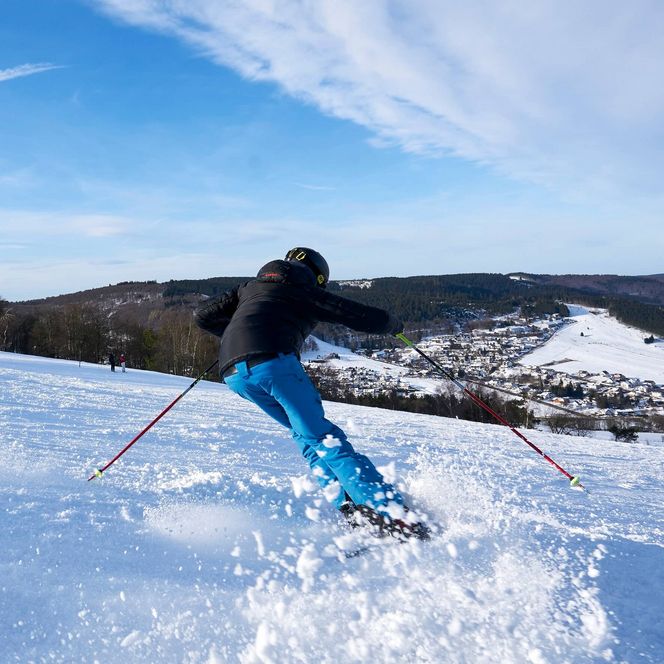 Skifahren ist in dem Wintersportort Willingen nur eine von zahlreichen Möglichkeiten. 