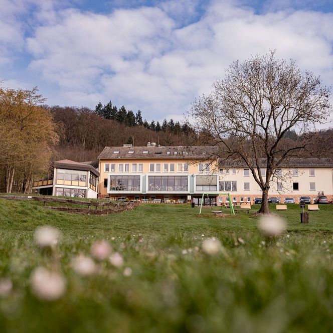 Aussenansicht der Jugendherberge in Waldeck von einer Wiese aus. 