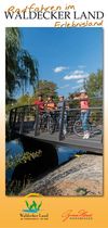 Die Titelseite der Broschüre "Radfahren im Waldecker Land" zeigt eine Familie mit Fahrrädern steht an einem Sommertag auf einer Brücke über einem Fluss im Waldecker Land.
