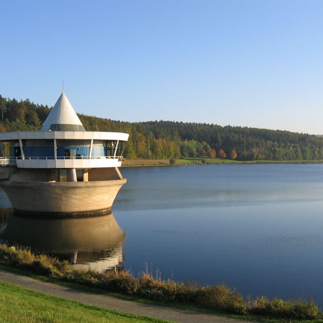 Links im Bildrand ist das Café im Twistesse zu sehen und im Hintergrund ein strahlend blauer Himmel