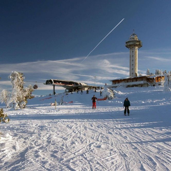 Eine Winteraufnahme der Bergstation der Ettelsberg Seilbahn mit Hochheideturm.
