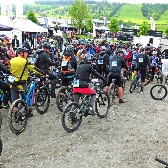Viele Fahrradfahrer stehen zusammen mit Helmen und Fahrrädern auf einer Messe in Willingen