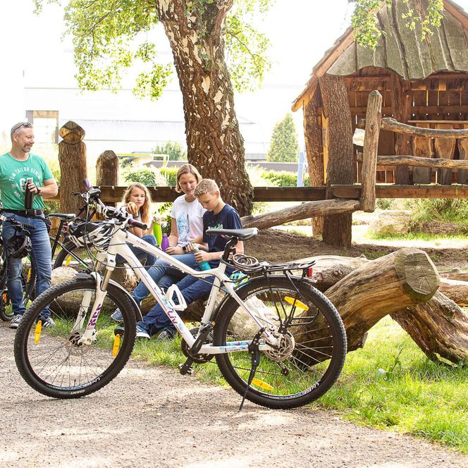 Eine Familie pausiert auf einem Spielplatz in Marsberg am Diemelradweg