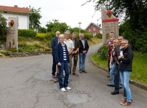 Mehrere Personen stehen vor dem Tor zum Nationalpark 