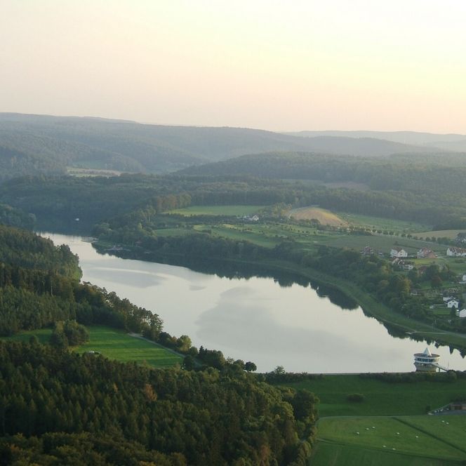 Der Twistesee aus der Vogelperspektive, im Vordergrund der Staudamm und das Café im See