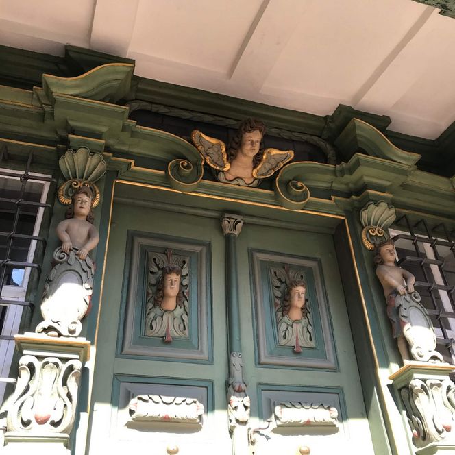 Das Hartwig'sche Haus ist eines der schönsten und wegen seiner Einmaligkeit wohl auffallendste Haus in Korbach. Auf dem Bild sieht man das mit Engelsköpfen und Schmuckelementen gefertigte Portal des Barockbildhauers Josias Wolrad Brützel. 