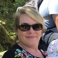 Lydia Rami Eine Frau in Nahaufnahme unterwegs im Waldecker Land