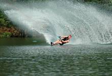 Am Twistesee im Waldecker Land befindet sich eine Wasserskianlage.