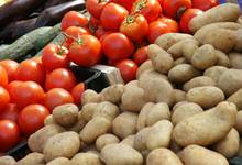 Frisches Gemüse auf einem Marktstand