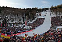Archivbild - in 2021 blieben die Tribünen leer! Nun sind sie wieder gefüllt!In 2024 werden auch wieder die Damen skispringen