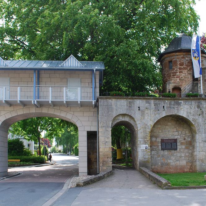 Das Enser Tor ist der Rest eines ehemaligen Stadttores. Die Tor-Durchfahrt ist links im Bild, rechts im Bild gibt es neben dem Turm einen Fußgängerdurchgang in Form eines kleinen Bogens. Zu dem Turm und einem kleinen Häuschen oberhalb der Durchgänge führt eine Treppe.
