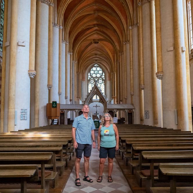 Ein Pärchen steht in der Klosterkirche Haina und sieht an die Decke