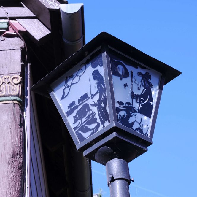 Eine Großaufnahme einer Straßenlaterne mit Schattenbildern in der historischen Altstadt von Diemelstadt-Rhoden