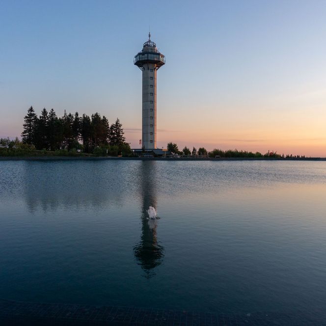 Der Hochheideturm in Willingen bei Sonnenaufgang - das Pumpspeicherbecken auf dem Ettelsberg liegt im Vordergrund
